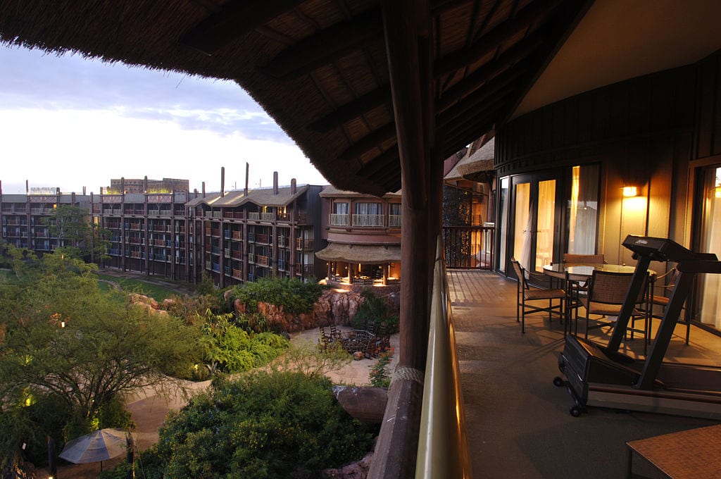 Outside animal kingdom lodge photo:BestofWDW from USA / CC BY (https://creativecommons.org/licenses/by/2.0 )