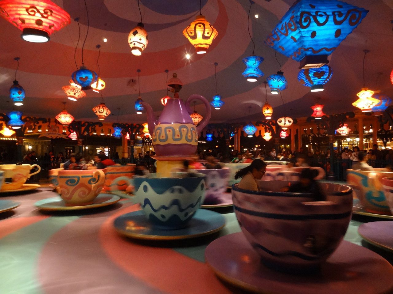Alice's_Tea_Party by Freddo via Wikimedia Commons