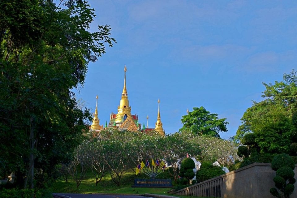 Approaching Phra Mahathat Chedi Baan Grood