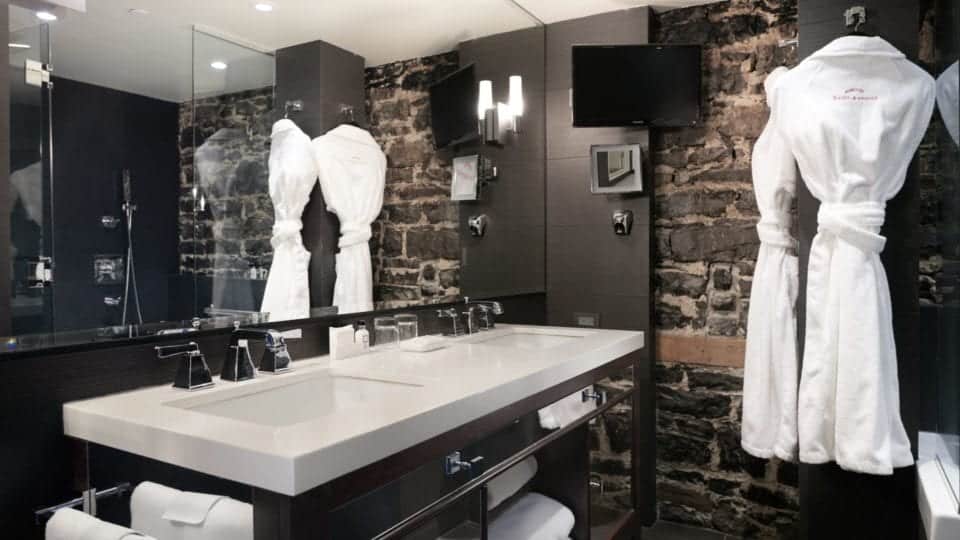 Bathroom Auberge Saint-Antoine (photo courtesy of Auberge Saint-Antoine)