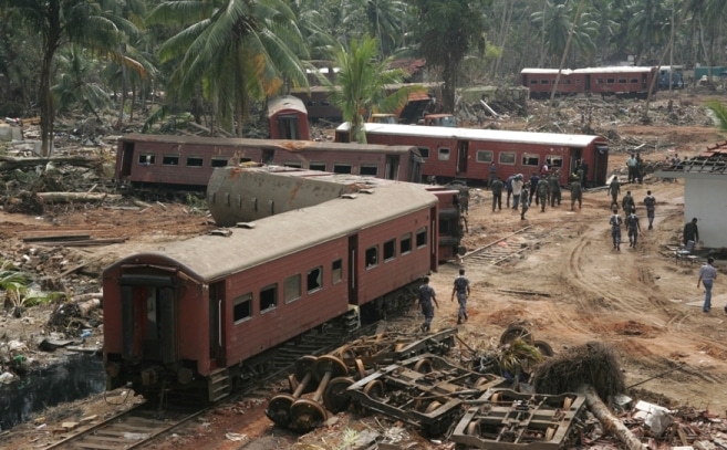 Peraliya train disaster - photo by Shahidul Alam, Drik