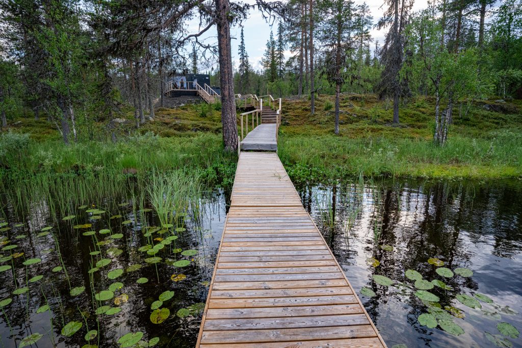 Boardwalk to the lake at Arctic Skylight Lodge Ylläs Finland