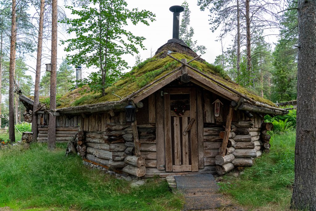 Levi Husky Park Post-  Traditional Lodge