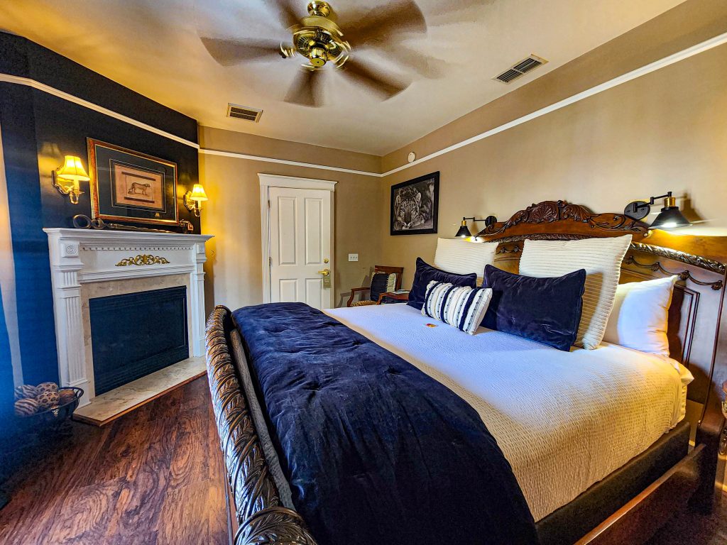 Centennial House Inn BnB - bedroom