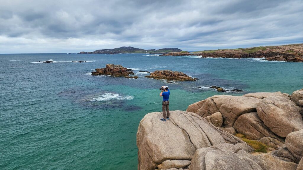Man on cliff on Cruit Island